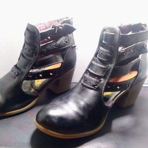 Buckle Roxy heeled booties w/ cut outs sz 10